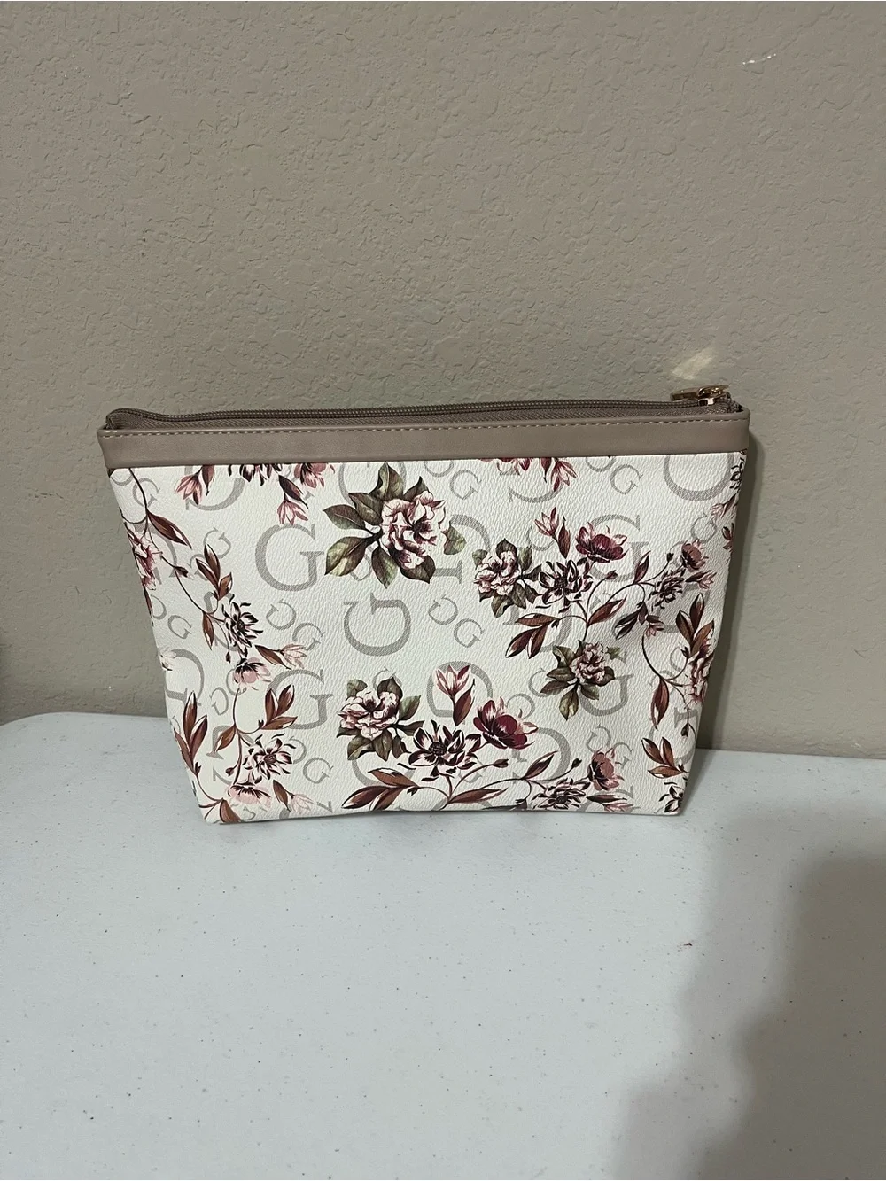 GUESS Womens Cosmetic Travel Bag Elegant With Floral Design NEW